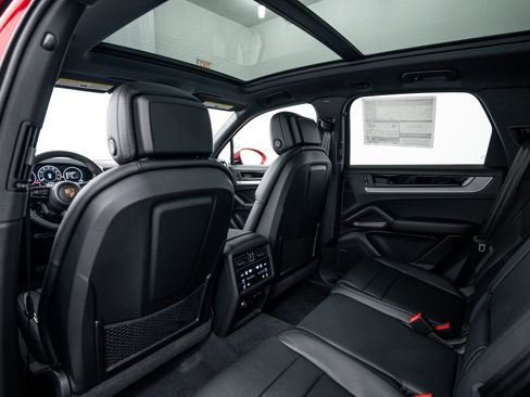 Certified 2026 Porsche Cayenne AWD/4WD image 25
