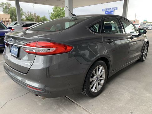 Used 2017 Ford Fusion SE w/ Fusion SE Technology Package FWD image 5