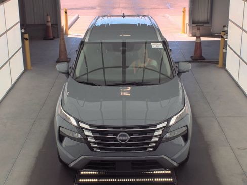 Used 2025 Nissan Rogue SL AWD/4WD image 2