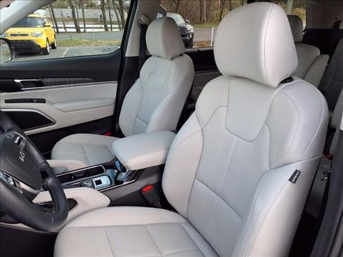 Used 2024 Kia Telluride EX w/ EX Captain's Chair Package image 13