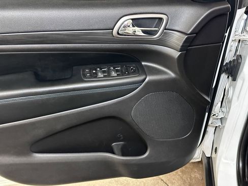 Used 2019 Jeep Grand Cherokee Laredo image 24