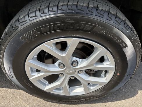 Used 2023 Jeep Grand Cherokee Limited AWD/4WD image 4