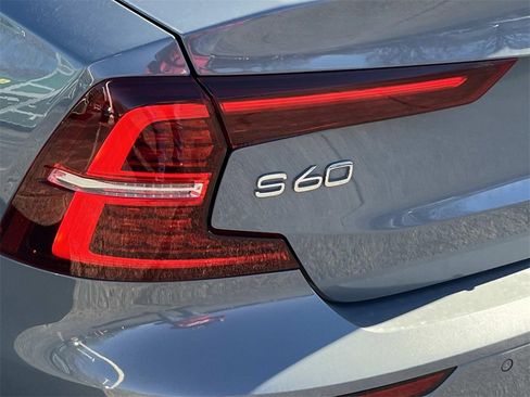 Used 2022 Volvo S60 T8 R-Design image 10