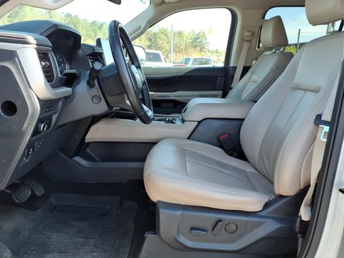 Used 2024 Ford Expedition Max XLT image 3