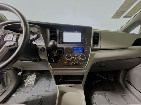 Used 2020 Toyota Sienna LE w/ LE Preferred Package FWD image 25