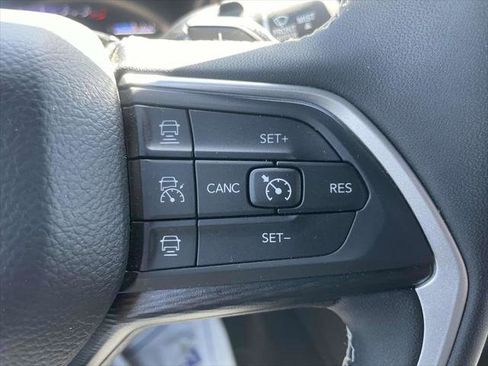 Certified 2025 Jeep Grand Cherokee Laredo w/ Trailer Tow Package AWD/4WD image 33