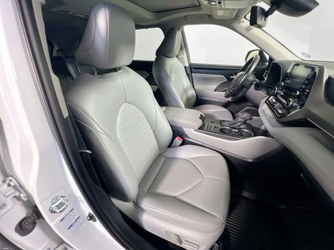Used 2022 Toyota Highlander XLE AWD/4WD image 32