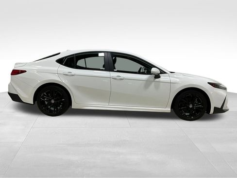 Used 2025 Toyota Camry SE image 3