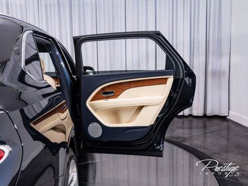Used 2023 Bentley Bentayga Extended Wheelbase AWD/4WD image 43