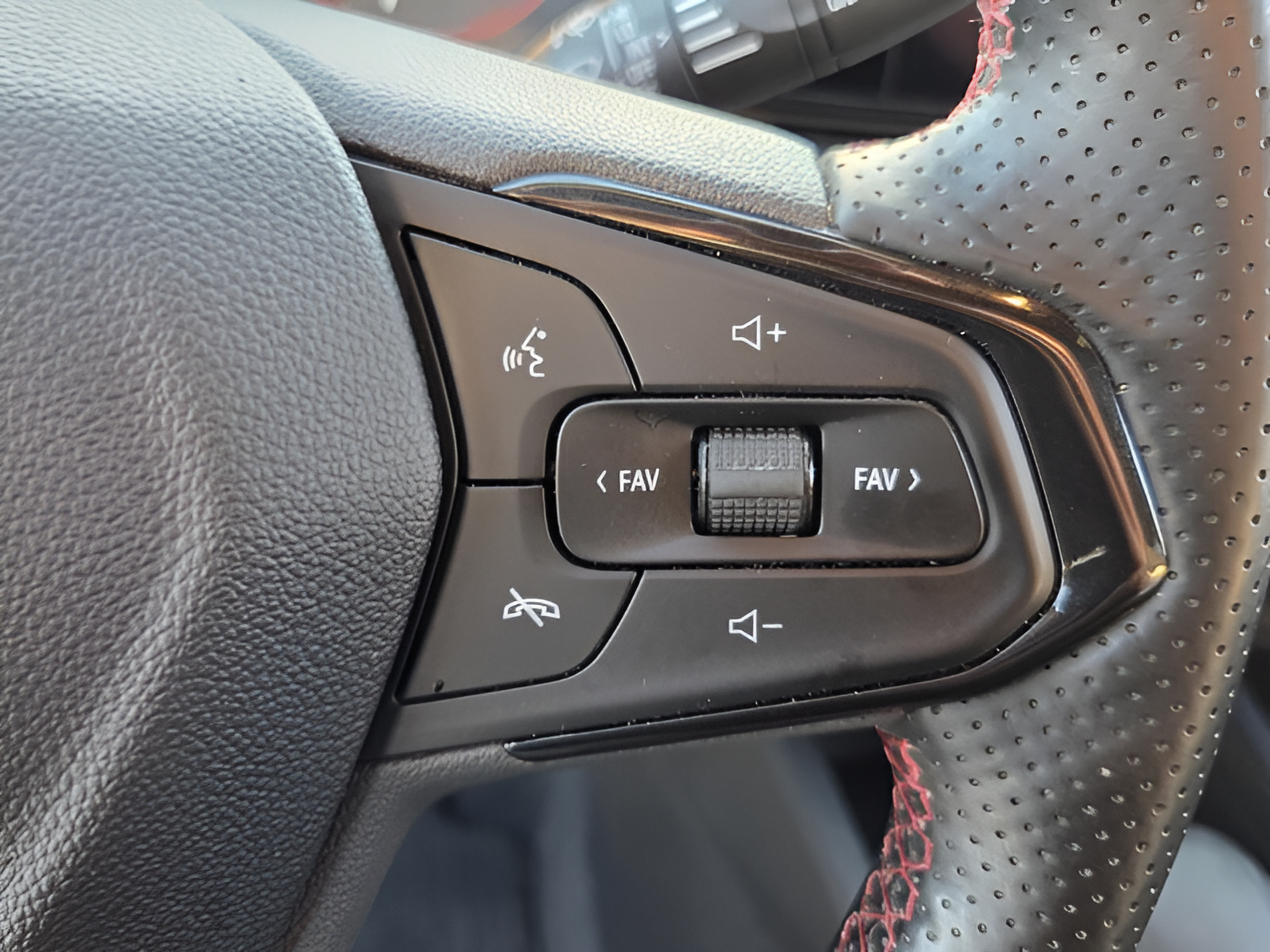 Certified 2024 Chevrolet Trax RS FWD image 28