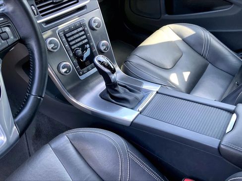 Used 2016 Volvo V60 T5 Premier w/ Convenience Package image 15