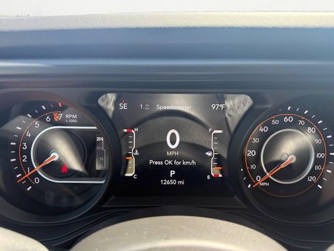 Used 2025 Jeep Gladiator Mojave w/ Convenience Group AWD/4WD image 20