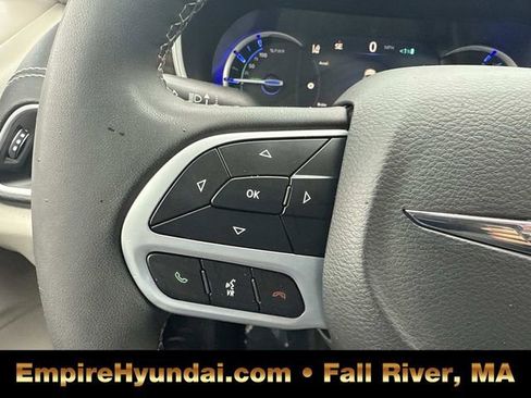 Used 2023 Chrysler Pacifica Limited FWD image 30
