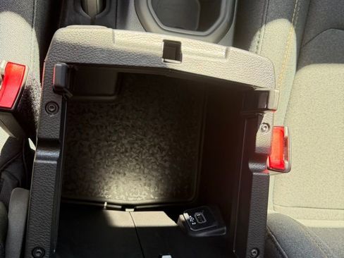 Used 2025 Jeep Wrangler Sahara image 24