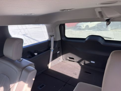 Used 2021 Ford Expedition Limited image 7