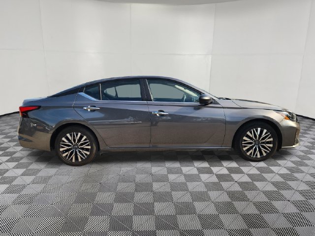 Used 2025 Nissan Altima 2.5 SV FWD image 4
