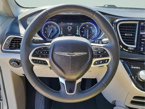 Used 2024 Chrysler Pacifica Touring-L FWD image 16