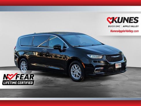 Used 2025 Chrysler Pacifica Select FWD image 1