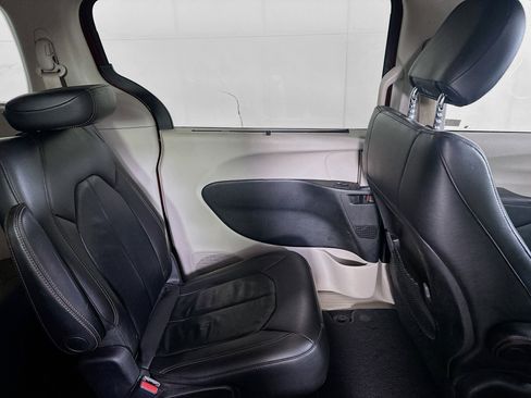 Used 2018 Chrysler Pacifica Touring-L FWD image 31