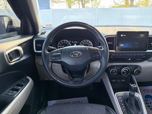 Used 2022 Hyundai Venue Limited image 16