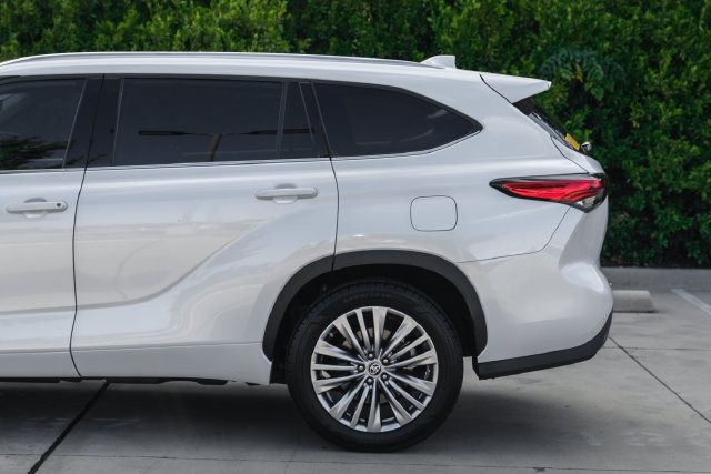 Used 2023 Toyota Highlander Platinum FWD image 17