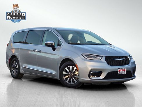 Used 2023 Chrysler Pacifica Limited FWD image 2