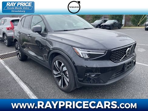 Used 2025 Volvo XC40 B5 Plus image 1