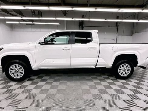 Used 2025 Toyota Tacoma SR5 AWD/4WD image 14