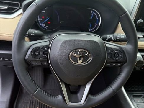 Used 2023 Toyota RAV4 XLE Premium image 19