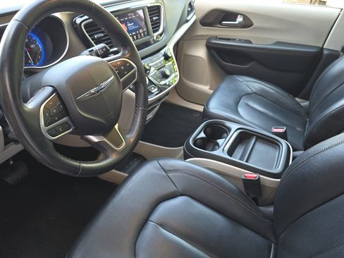 Used 2018 Chrysler Pacifica Touring-L FWD image 10