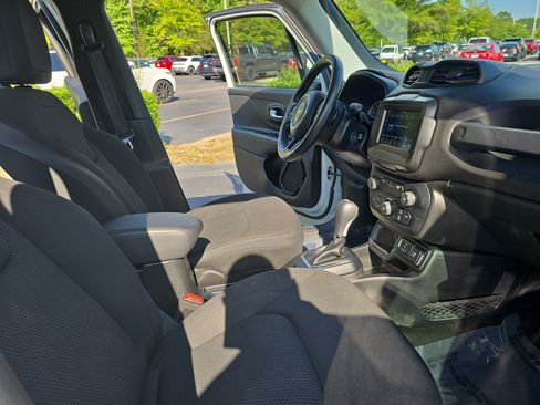 Used 2018 Jeep Renegade Altitude w/ Cold Weather Group FWD image 10