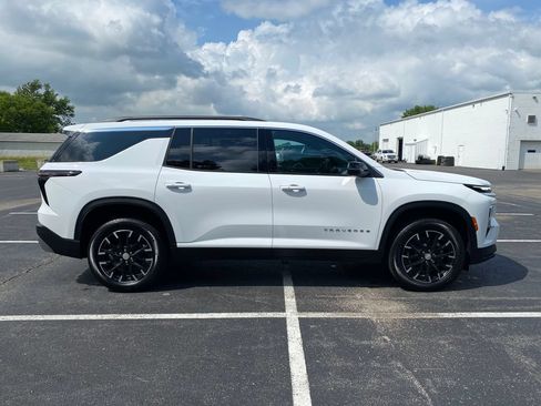 New 2026 Chevrolet Traverse LT w/ Sun and Wheel Package AWD/4WD image 8