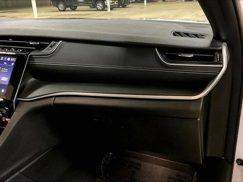 Used 2023 Jeep Grand Cherokee Laredo AWD/4WD image 15