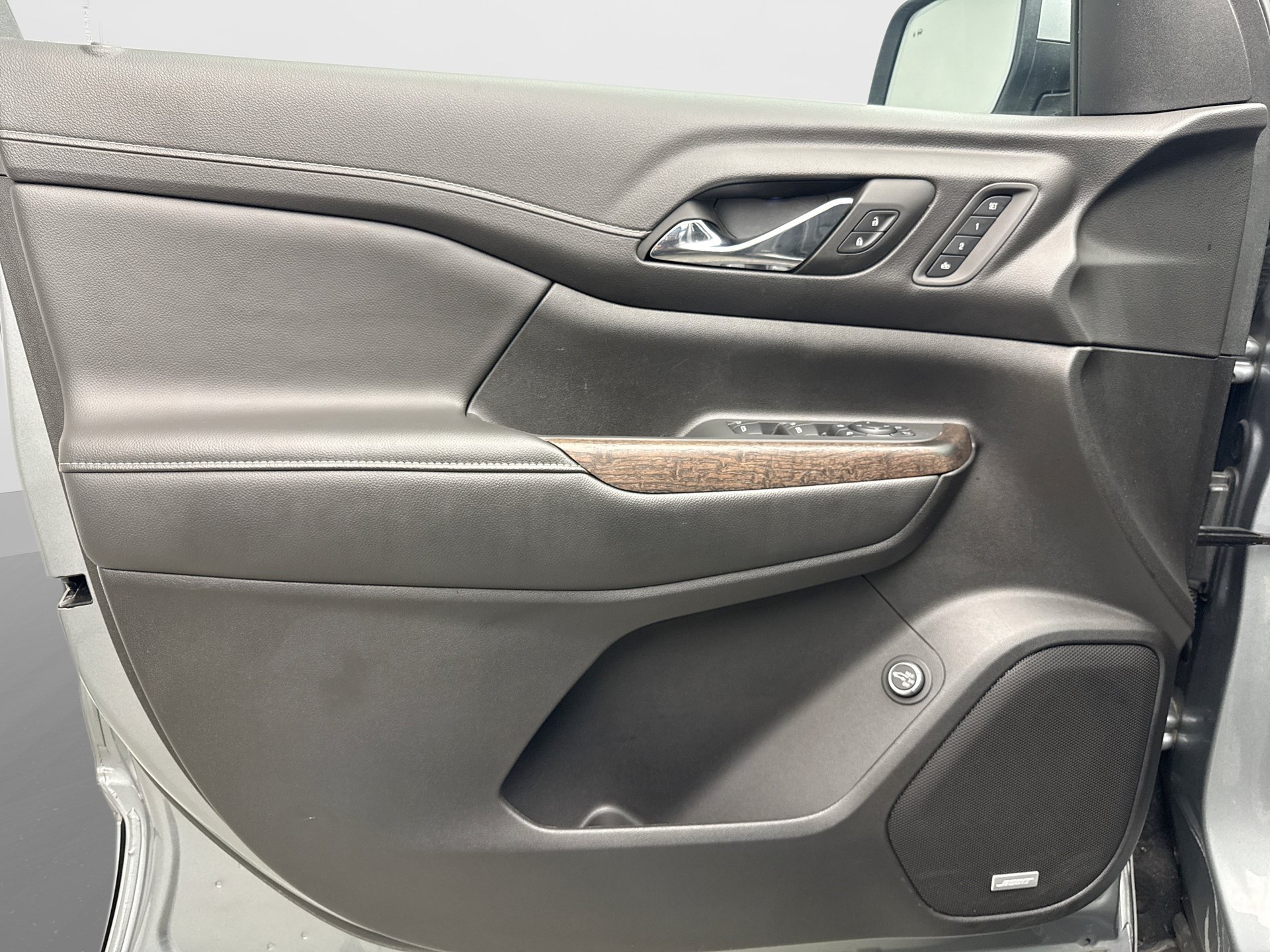 Used 2023 GMC Acadia Denali w/ Denali Ultimate Package FWD image 9