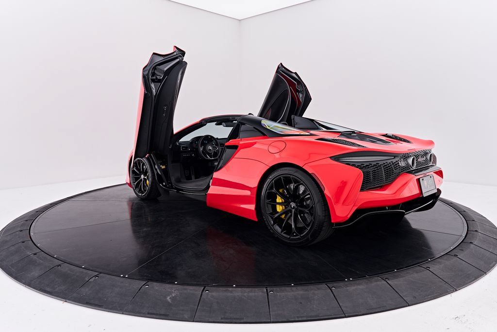 Used 2025 McLaren Artura Spider RWD image 28