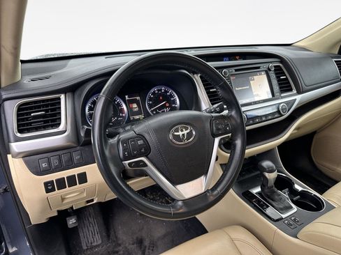 Used 2018 Toyota Highlander XLE image 11