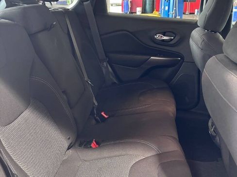 Used 2019 Jeep Cherokee Latitude w/ Popular Appearance Group AWD/4WD image 8