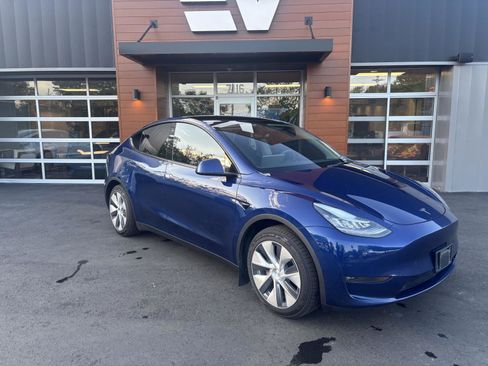 Used 2023 Tesla Model Y Long Range AWD/4WD image 2