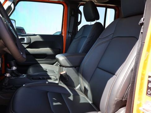 Used 2025 Jeep Gladiator Sport image 9