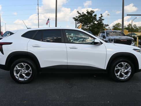 Used 2024 Chevrolet Trax LS w/ LS Convenience Package image 16