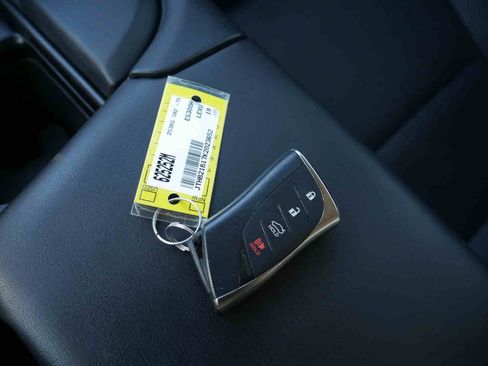 Used 2019 Lexus ES 300h w/ Premium Package image 33