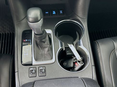 Used 2019 Toyota Highlander XLE image 25