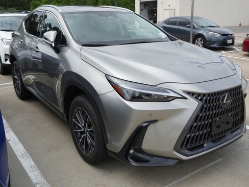 Used 2025 Lexus NX 250 FWD w/ Accessory Package (Z1) image 3