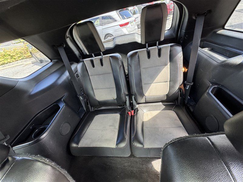 Used 2017 Ford Explorer XLT w/ Equipment Group 202A AWD/4WD image 12
