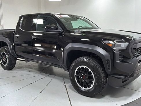 Certified 2025 Toyota Tacoma TRD Off-Road image 3