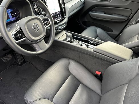Used 2025 Volvo XC60 B5 Plus image 9
