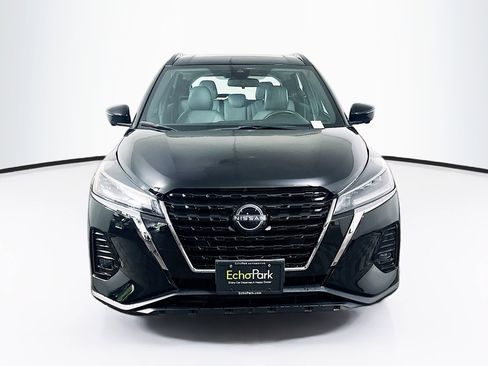 Used 2023 Nissan Kicks SR w/ SR Premium Package FWD image 2
