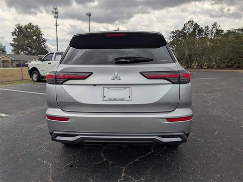 Used 2025 Mitsubishi Outlander SE image 4
