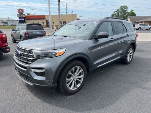 Used 2022 Ford Explorer XLT w/ Equipment Group 202A image 3