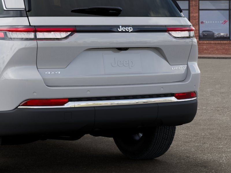 New 2025 Jeep Grand Cherokee Laredo X w/ Luxury Tech Group I AWD/4WD image 15